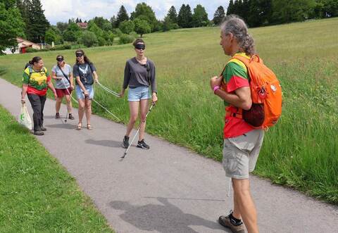 Ralf Augspurger vom Schwarzwaldverein Pfalz-Weitsicht hat gezeigt, wie Blinde bei Wanderungen die Umgebung erleben.