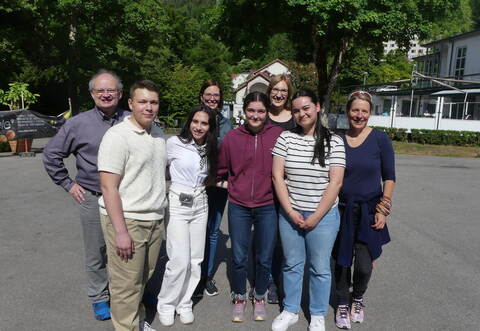 Sie machen sich stark für den Inklusions-Spendenlauf: Schulleiter Andreas Enderle und die Lehrerinnen Patricia Lanois und Stefanie Haupt (hinten). Vorne von links die Initiatoren Nils Elshani, Mia Panzova, Annika Kurz, Madinabonu Soyibova und die Lehrerin Uta Schönhoff.