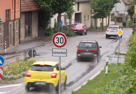 Die Gemeindeverwaltung und der Gemeinderat wollen sich weiterhin für einen stationären Blitzer an der Maulbronner Straße in Ölbronn starkmachen. Das Landratsamt hat das bisher aber immer abgelehnt.