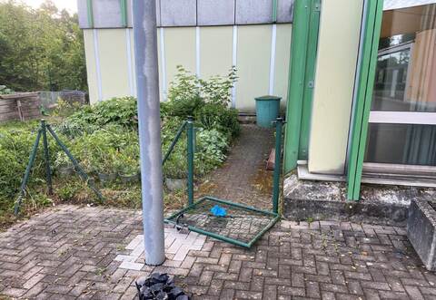 Ein herausgerissenes Gartentor und herumliegender Müll sind nur einige der Ärgernisse, mit denen die Comeniusschule Königsbach derzeit zu kämpfen hat.