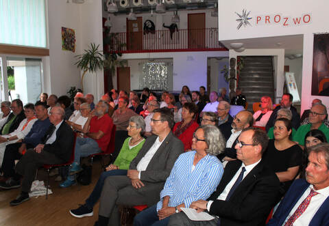 Um die 70 Besucher, darunter viele ehemalige Preisträger, sind bei der Verleihung des Bürgerpreises in Mühlacker dabei.