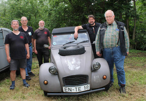 Fachsimpeln steht bei Daniel Galbavy (von links), Jörg Schmierer, Frank Schwarz ebenso wie beim Endaglemmer-Vorsitzenden Volker Bahr und Hand-Peter Hundertmarck, der aus der Nähe von Wuppertal angereist ist, im Mittelpunkt.