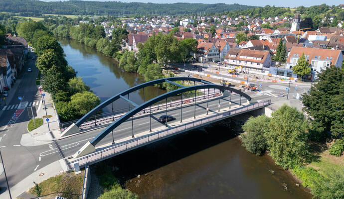 Kurz nach Freigabe im Mai 2023 haben sich Risse im Beton der neuen Mühlacker Herrenwaagbrücke gebildet. Laut Regierungspräsidium Mühlacker Herrenwaagbrücke