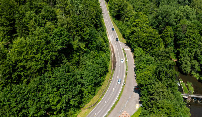 Auch in der Monbachkurve bei Bad Liebenzell passieren Autofahrer die halbseitig gesperrte Bundesstraße auf nur noch einer Spur. Baustelle B463 Unterreichenbach