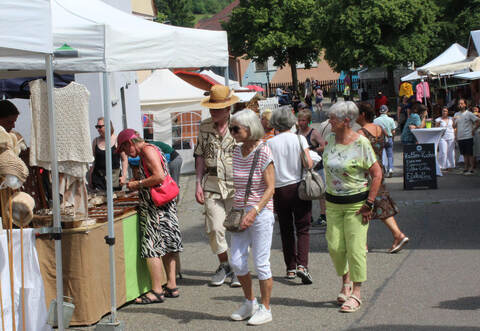 Trotz Hitze kommen am Samstag zahlreiche Besucher nach Diefenbach zum Markt „Lebendiges Kunsthandwerk“.
