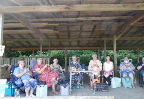 Zum Weltstricktag an die Schwanner Warte – die „Flinken Maschen“ (von links): Brigitte Schuster, Susanne Lück, Beate Degenheimer, Dorothea Huewer-Kiesel, Claudia Fiedler, Claudia Hahn, Beate Fontein und Claudia Koch.