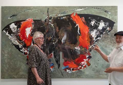 Roland Bentz erläutert der Vorsitzenden der Künstlergilde Buslat, Gabriele Münster, sein großformatiges Acrylbild „“Admiral, zweite Generation“ aus dem Jahr 2021.