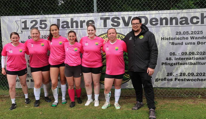 Freuen sich am Sport und der familiären Atmosphäre im Verein (von links): Laura Pross, Josie Auerswald, Carina Hofmann, Selina Egger, Carolin Hummel, Jennifer Pflug und Trainer Daniel Schroth.