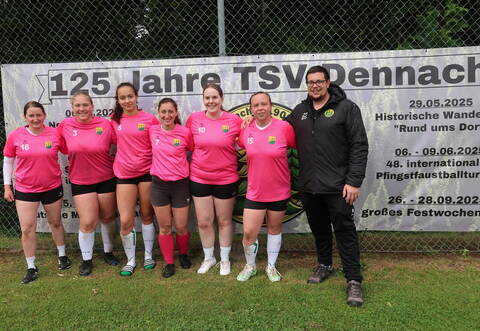 Freuen sich am Sport und der familiären Atmosphäre im Verein (von links): Laura Pross, Josie Auerswald, Carina Hofmann, Selina Egger, Carolin Hummel, Jennifer Pflug und Trainer Daniel Schroth.