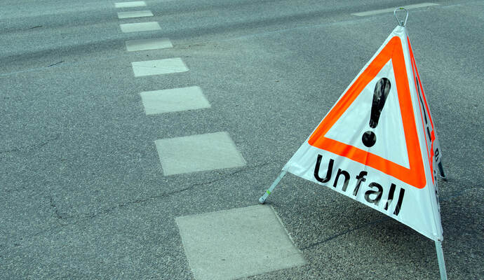 Zwei Unfälle auf der A8 bei Rutesheim haben am Samstagmittag sechs Leichtverletzte und einen hohen Sachschaden gefordert. Schild Achtung Unfall