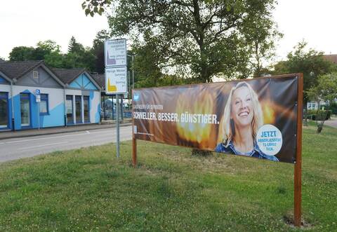 Banner am Ortsteingang zeigen, dass die Pforzheimer Stadtwerke in Ispringen bereits beim Glasfaser-Ausbau aktiv sind.