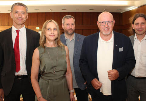 Feierlich wird die neue Mühlacker Berufsschulleiterin Uta Talke-Trübenbach von Landratsstellvertreter Frank Stephan, ihrem Stellvertreter Holger Emde, Günter Brecht von der Industrie- und Handelskammer Nordschwarzwald und Christoph Rall vom Regierungspräsidium Karlsruhe (von links) eingesetzt.