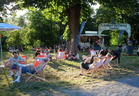 Entspannt und familiär wie hier in der Chill-Lounge: Das zweitägige Musikspektakel zieht nicht nur Fans aus der Region, sondern dem weiteren Umkreis an.