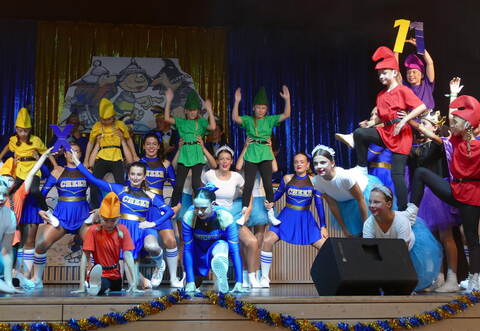 Zum Jubiläum: Ein bunter gemeinsamer Auftritt aller Garden von Hurrassel.