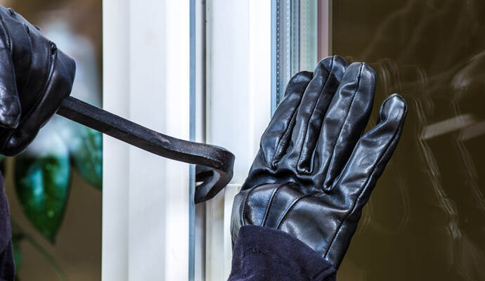 In Neuenbürg haben Einbrecher aus einem Haus in der Burgstraße Gegenstände gestohlen.