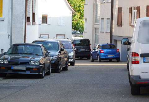 Zugeparkte Straße wie hier in der Ludwigstraße in Königsbach sind ein Problem, das mit dem Satzungsbeschluss einEnde finden soll.