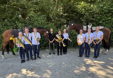 Jule Genther, Tom und Hans Lehner, Antonia Adelhelm, Karin und Denise Kiontke, Paula Jungclaussen, Amelie Springer und Nina Jirsak (von links) mit ihren vierbeinigen Partnern Nectus und Däumling.