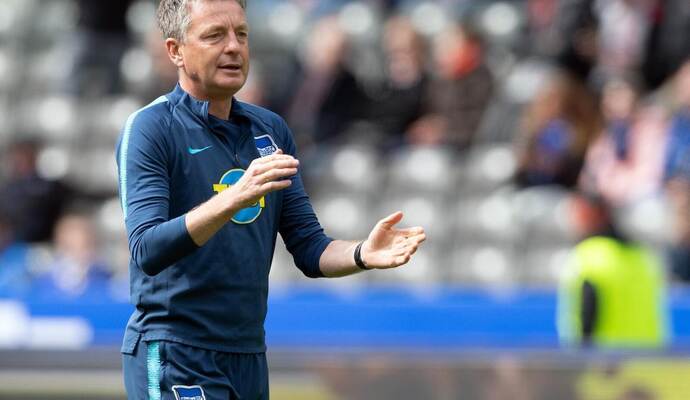 ARCHIV - 04.05.2019, Berlin: Fußball: Bundesliga, Hertha BSC - VfB Stuttgart, 32. Spieltag im Olympiastadion. Herthas Co-Trainer ARCHIV - 04.05.2019, Berlin: Fußball: Bundesliga, Hertha BSC - VfB Stuttgart, 32. Spieltag im Olympiastadion. Herthas Co-Trainer Rainer Widmayer klatscht vor Spielbeginn in die Hände. (zu dpa: «Bericht: Widmayer soll Hertha-Akademie leiten»)