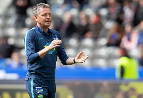 ARCHIV - 04.05.2019, Berlin: Fußball: Bundesliga, Hertha BSC - VfB Stuttgart, 32. Spieltag im Olympiastadion. Herthas Co-Trainer Rainer Widmayer klatscht vor Spielbeginn in die Hände. (zu dpa: «Bericht: Widmayer soll Hertha-Akademie leiten»)