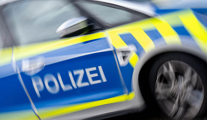 Die Polizei sucht nach dem Mann. Polizei