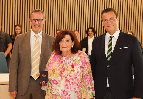 Für ihr Lebenswerk für das Wohl der Schwächsten wurde Ursula Marquardt (Mitte) aus Friolzheim mit der Verdienstmedaille der Bundesrepublik Deutschland durch Minister Peter Hauk (rechts) ausgezeichnet. Bürgermeister Michael Seiß (links) würdigte das Wirken seiner Mitbürgerin.