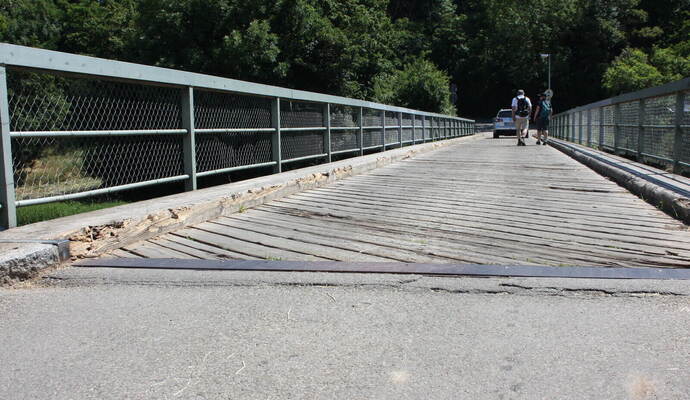 Eine Vollsperrung der Enzbrücke ist laut Stadtverwaltung nicht vorgesehen. Die Machbarkeitsstudie über einen neuen Übergang liegt dem Rathaus nun seit Anfang Juni 2025 vor.
