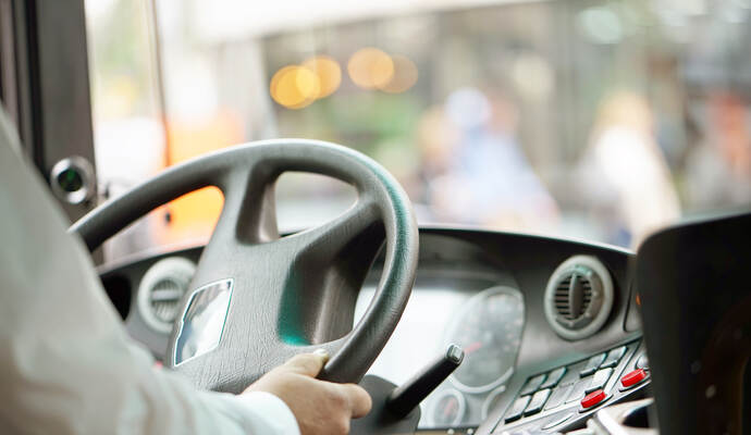 Der Mann bedroht die Busfahrerin. cropped shot of bus driver holding steering whee