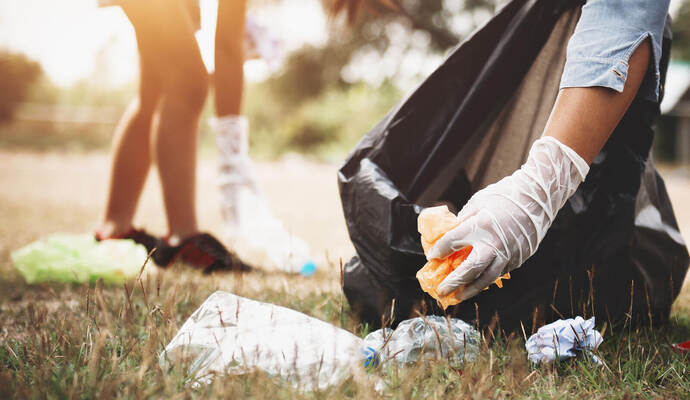 Nicht unbedingt mit Handschuhen aber durchaus gründlich sollen Camper spätestens nach dem „Happiness“ ihren Unrat einsammeln. We Nicht unbedingt mit Handschuhen, aber durchaus gründlich sollen Camper spätestens nach dem „Happiness“ ihren Unrat einsammeln. Wer einen vollen Müllsack abgibt, bekommt fünf Euro Pfand zurück. Die Aktion sorgt dafür, dass die Fläche nach dem Festival wieder beweidet werden kann.