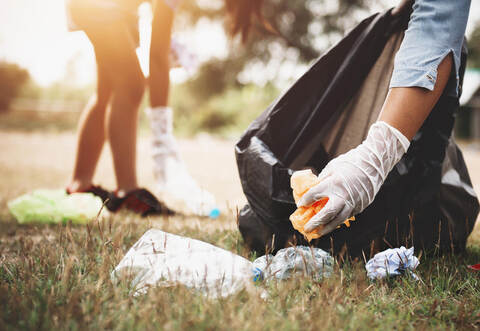 Nicht unbedingt mit Handschuhen, aber durchaus gründlich sollen Camper spätestens nach dem „Happiness“ ihren Unrat einsammeln. Wer einen vollen Müllsack abgibt, bekommt fünf Euro Pfand zurück. Die Aktion sorgt dafür, dass die Fläche nach dem Festival wieder beweidet werden kann.