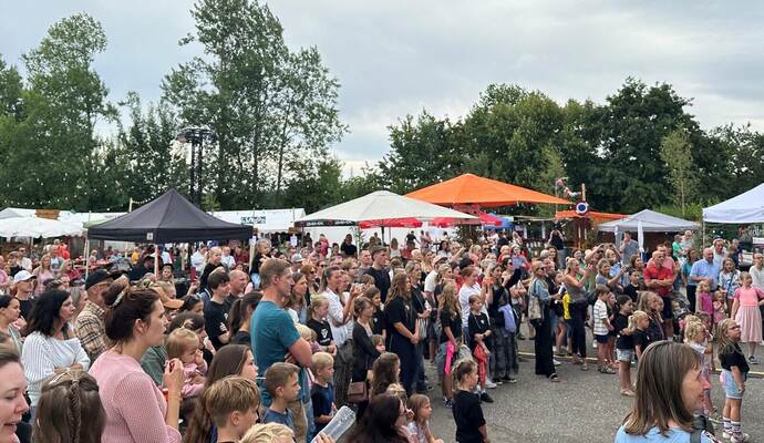 Unzählige Personen haben am Wochenende das Ittersbacher „Kuckucksfeschd“ besucht und erwartungsvoll dem Bühnenprogramm gelauscht Unzählige Personen haben am Wochenende das Ittersbacher „Kuckucksfeschd“ besucht und erwartungsvoll dem Bühnenprogramm gelauscht.