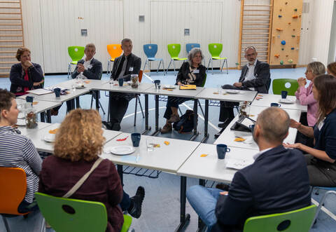 Ispringen Schule am Winterrain Ministerbesuch