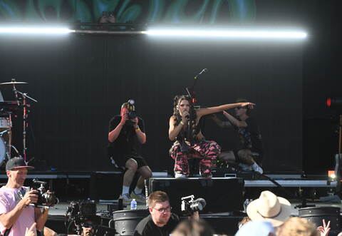 Nina Chuba heizt der Menge auf dem Happiness Festival 2023 ein.