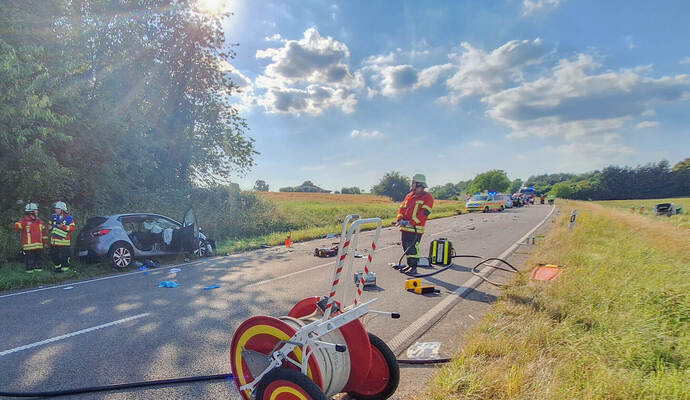 Die Rettungskräfte im Einsatz auf der Landstraße. Die Rettungskräfte im Einsatz auf der Landstraße.