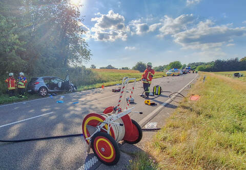Die Rettungskräfte im Einsatz auf der Landstraße.