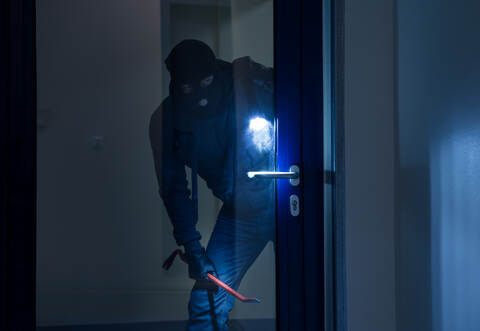 Ein Einbrecher in Illingen bleibt erst ohne Beute und wird dann auf der Flucht erwischt.