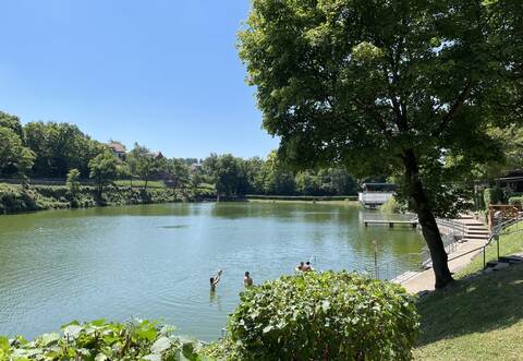 Steigen die Temperaturen, nutzen viele in der Region den Tiefen See in Maulbronn, um sich abzukühlen.