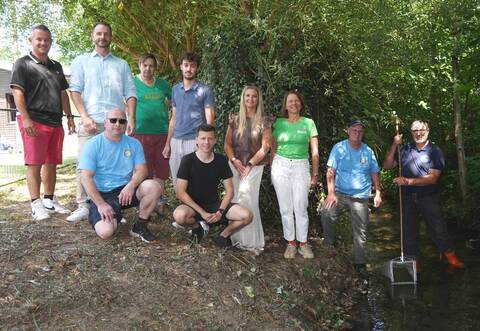 Direkt neben dem Gelände des TTC Grün-Weiß Bilfingen läuft der Kämpfelbach. Wie wichtig er ist, wissen nicht nur die Vorstandsmitglieder um Philipp Huber (kniend rechts), sondern auch Bürgermeister Thomas Maag (Zweiter von links), Vertreter des Verbands, des BUND und der Bachpaten.
