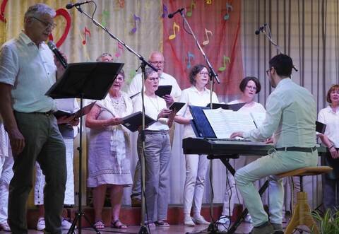 Unter der Leitung des Dirigenten Elias Hostalrich Llopis präsentieren die FreitagSingers moderne Titel, teilweise auch mit Solisten.