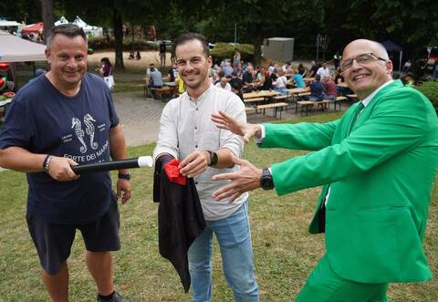Michael Liebel von den Waldpark-Freunden, Bürgermeister Sascha Felipe Hottinger und Zauberer Ulrich Speer (von links) wissen, wie man Magie in den Waldpark bringt.