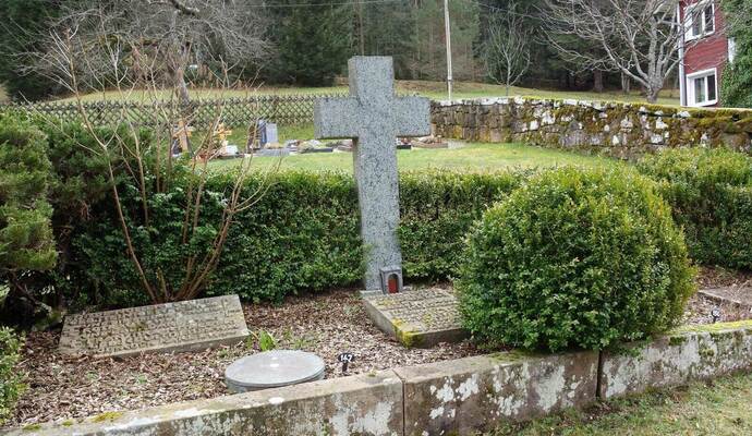 Interessierte haben Gelegenheit, auf dem Friedhof Mittelenztal von Enzklösterle am Sonntag, 20. Juli, beim Besuch der Gedenkstätte für die Mordopfer vom Rombachhof mehr zu erfahren. Der Kreisgeschichtsverein Calw trifft sich um 13.45 Uhr zunächst an der Rußhütte, um sich mit dem alten Handwerk der Rußherstellung zu befassen. Dann geht es zur Gedenkstätte.
