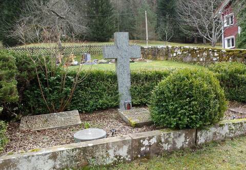 Interessierte haben Gelegenheit, auf dem Friedhof Mittelenztal von Enzklösterle am Sonntag, 20. Juli, beim Besuch der Gedenkstätte für die Mordopfer vom Rombachhof mehr zu erfahren. Der Kreisgeschichtsverein Calw trifft sich um 13.45 Uhr zunächst an der Rußhütte, um sich mit dem alten Handwerk der Rußherstellung zu befassen. Dann geht es zur Gedenkstätte.