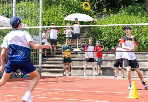 Wussten zu überzeugen: die deutschen U21-Ringtennis-Athleten um Tammo Lins (rechts) gegen den Südafrikaner Luus Conner ...