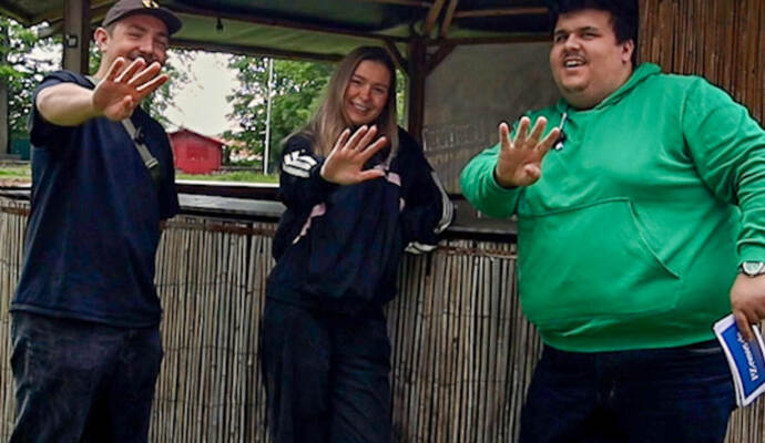 Läuten die neue Rubrik „Omids joyful Four“ ein: Die Gäste des PZ-Taxis und Mitarbeiter des Happiness Festivals, Julius Hofheinz und Luisa Creutz, mit Moderator Omid Mohseni  (von links).
