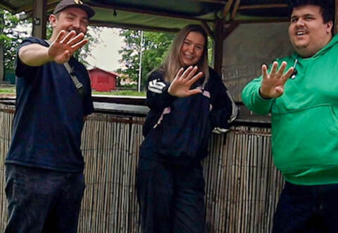 Läuten die neue Rubrik „Omids joyful Four“ ein: Die Gäste des PZ-Taxis und Mitarbeiter des Happiness Festivals, Julius Hofheinz und Luisa Creutz, mit Moderator Omid Mohseni  (von links).