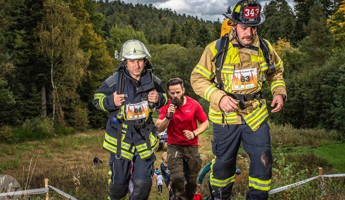 Mit voller Montur: So ähnlich werden sich wohl auch die Teilnehmer bei der Feuerwehr-Wertung im Rahmen des Black Forest Team Bat Mit voller Montur: So ähnlich werden sich wohl auch die Teilnehmer bei der Feuerwehr-Wertung im Rahmen des Black Forest Team Battle durch den Schwarzwald kämpfen.