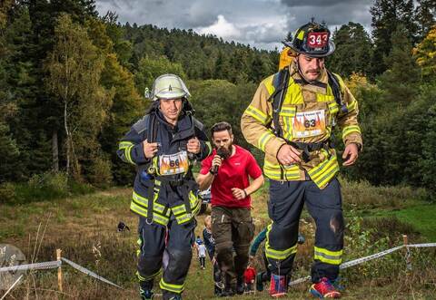 Mit voller Montur: So ähnlich werden sich wohl auch die Teilnehmer bei der Feuerwehr-Wertung im Rahmen des Black Forest Team Battle durch den Schwarzwald kämpfen.