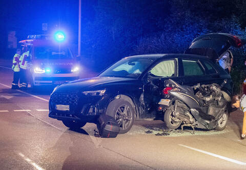 Bei dem Unfall in Ötisheim sind der Fahrer des Rollers und seine Mitfahrerin schwer verletzt worden.