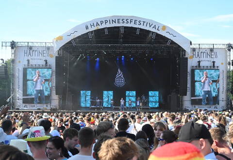 Blick auf die Hauptbühne: Das Happiness Festival bebt.