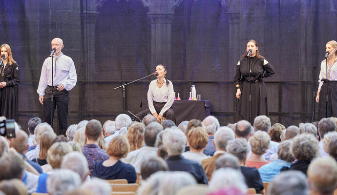 Die Latvian Voices verzauberten ihr Publikum mit glasklarem A-cappella-Gesang, stimmungsvoller Lichtkunst und musikalischer Tief Klosterkonzert Maulbronn. "Latvian voices love is timeless"