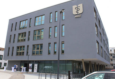 Auf 3200 Quadratmetern Fläche in vier Stockwerken präsentiert sich das neue Gesundheitszentrum.